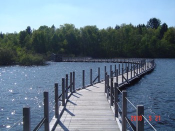 LA PASSERELLE SUR LE LAC