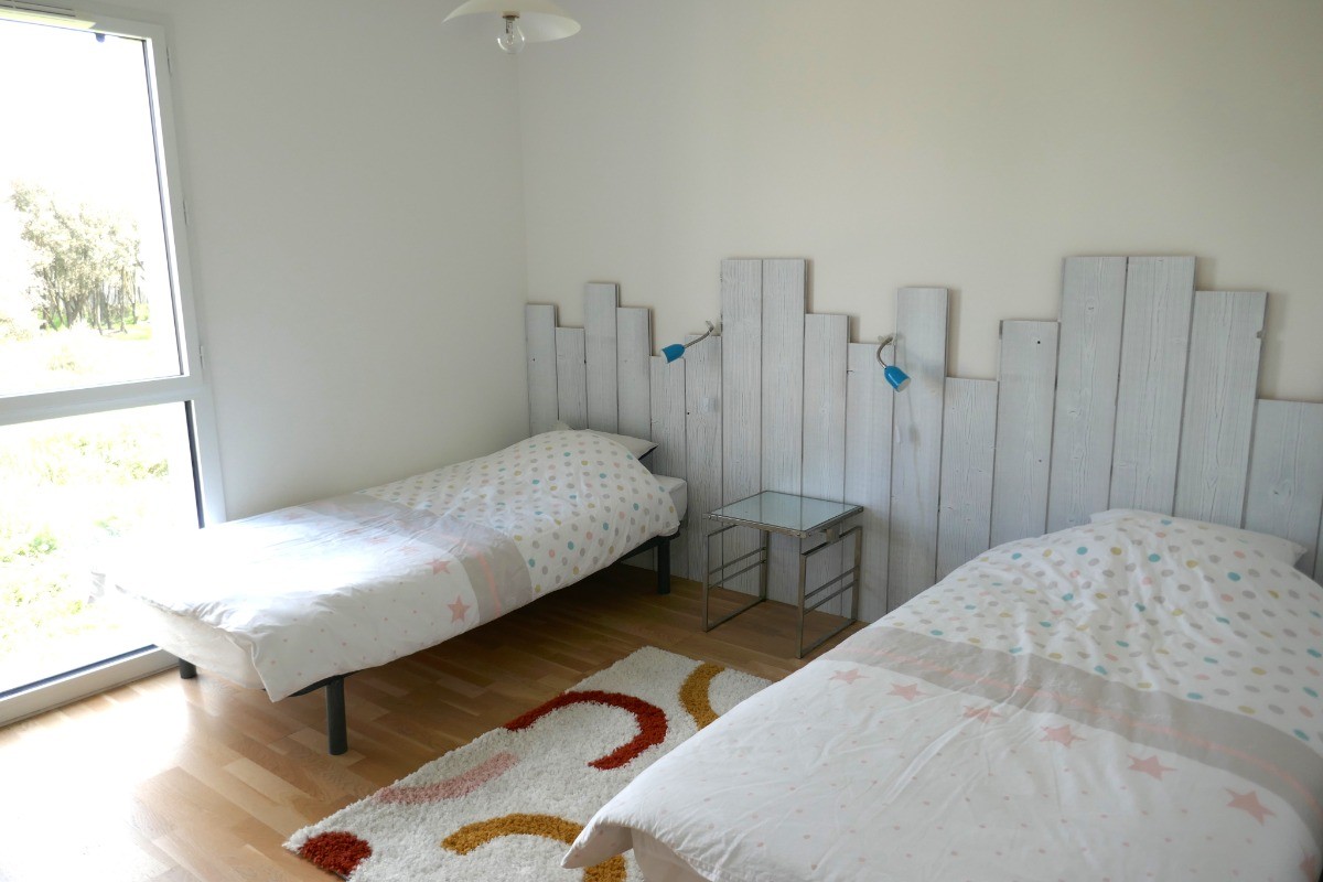 Chambre avec deux lits en 90