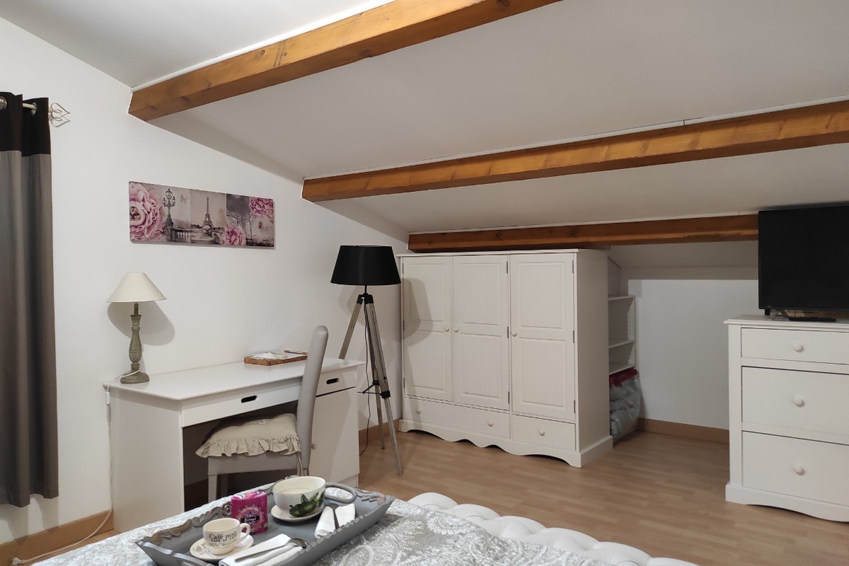 chambre coin bureau  tv