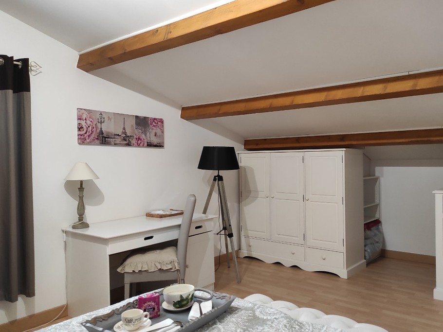 chambre coin bureau  tv