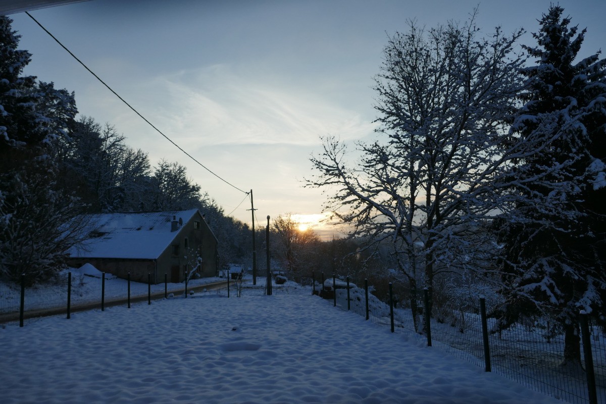 Lever du soleil avec la neige
