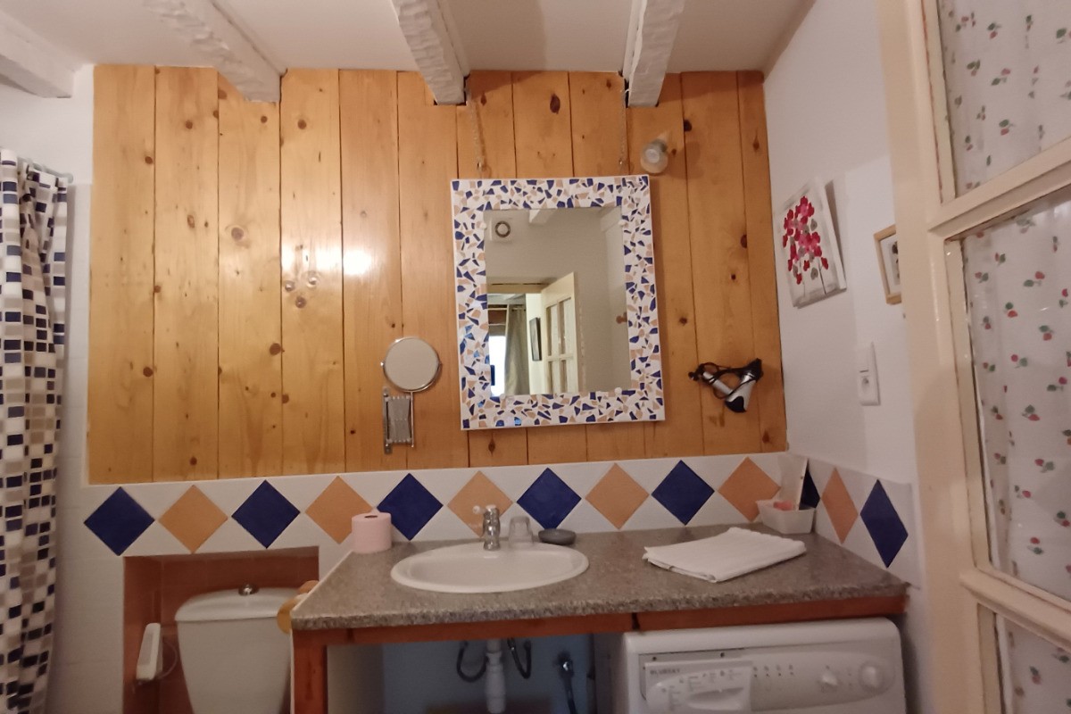 Salle de bains attenante à la chambre 1 lit 140