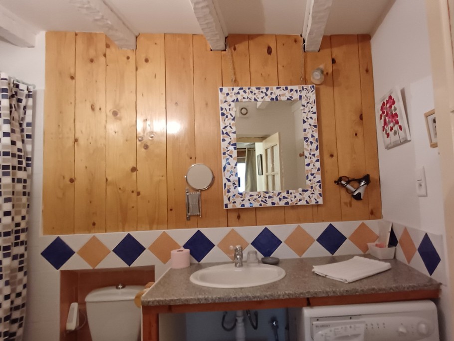 Salle de bains attenante à la chambre 1 lit 140