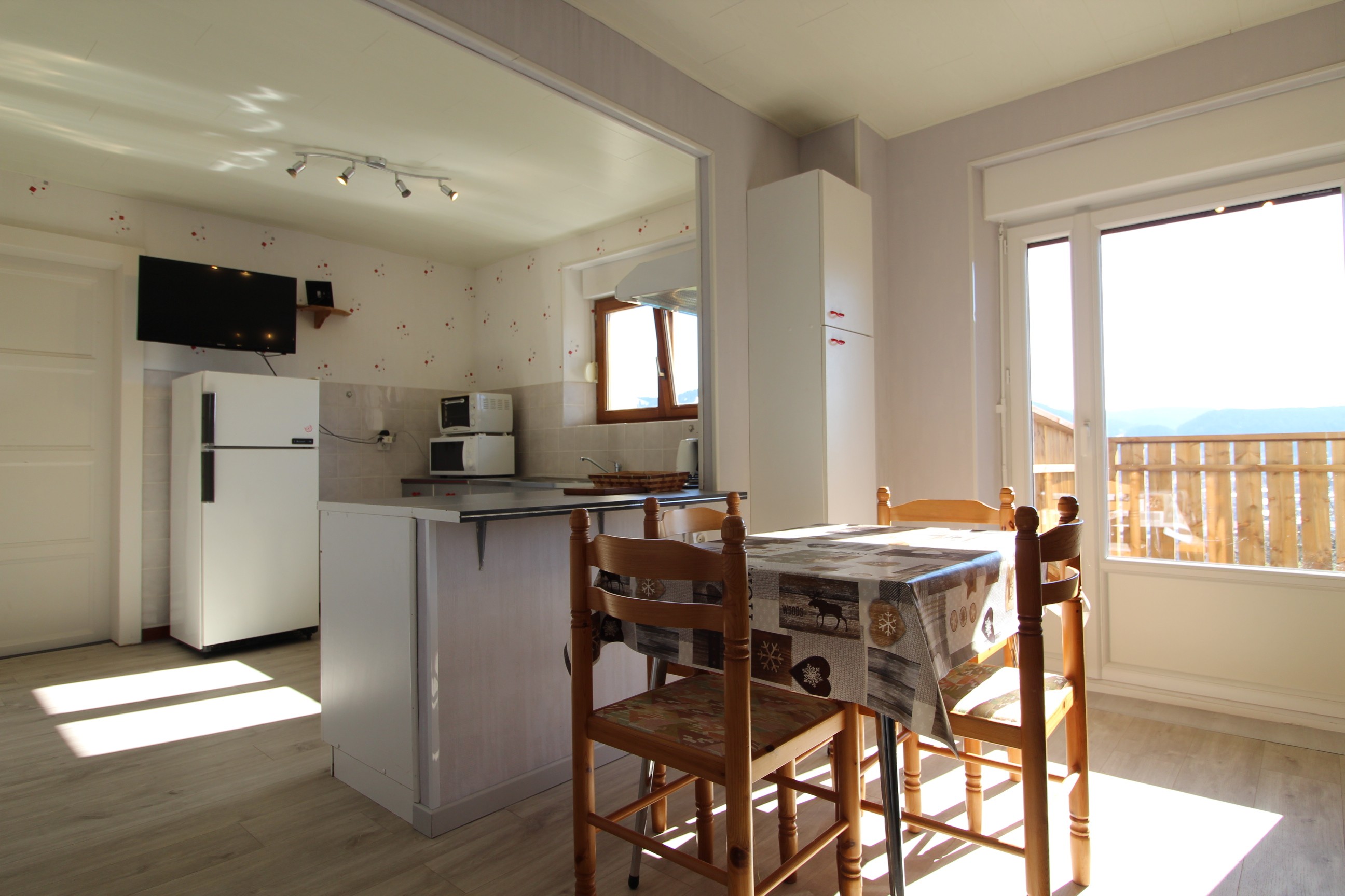 Kitchen opening onto living room - Apartment Gérardmer, 1st floor