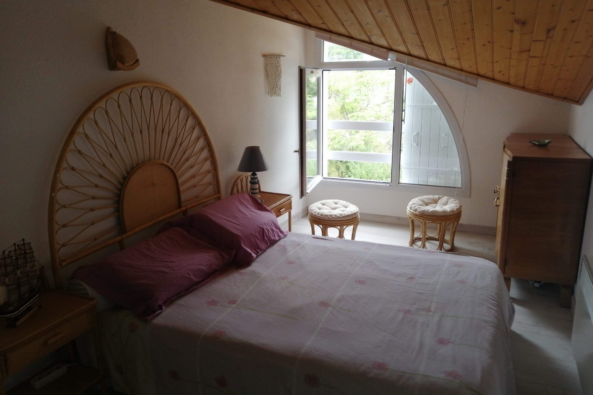 Une chambre indépendante à l'étage avec un lit en 140