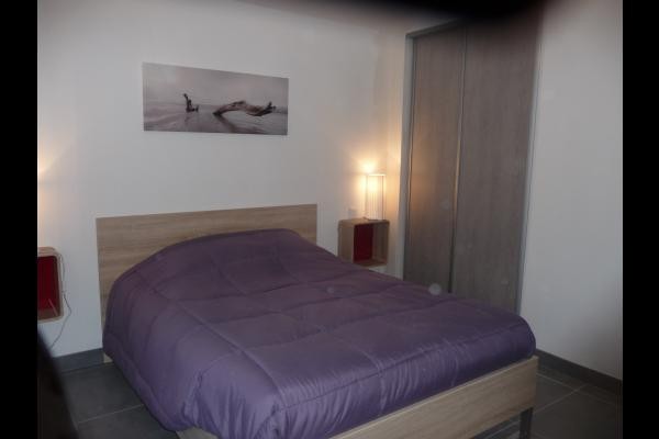 chambre 1 rez de chaussée avec armoire intégrée