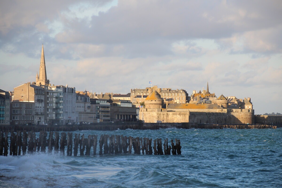 Grandes marées à Saint-Malo, sur la digue du Sillon
