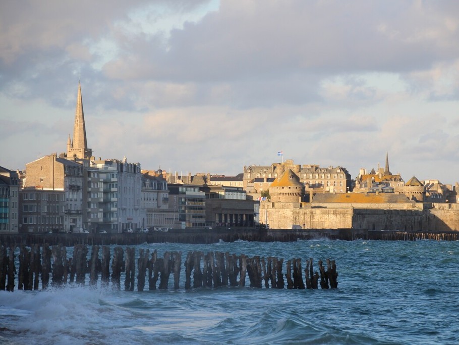 Grandes marées à Saint-Malo, sur la digue du Sillon