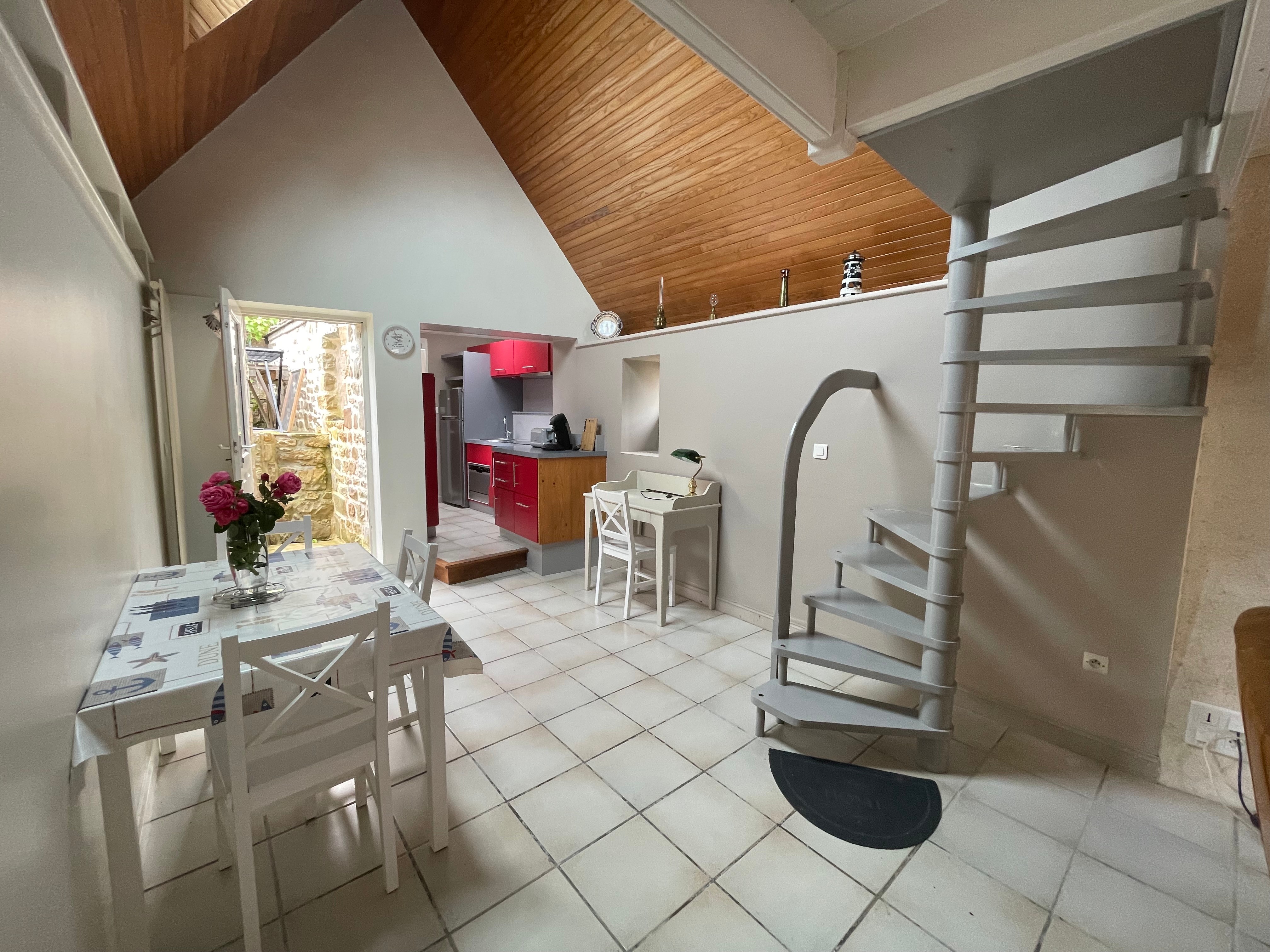 Pièce de vie lumineuse et spacieuse avec espace cuisine séjour et salon