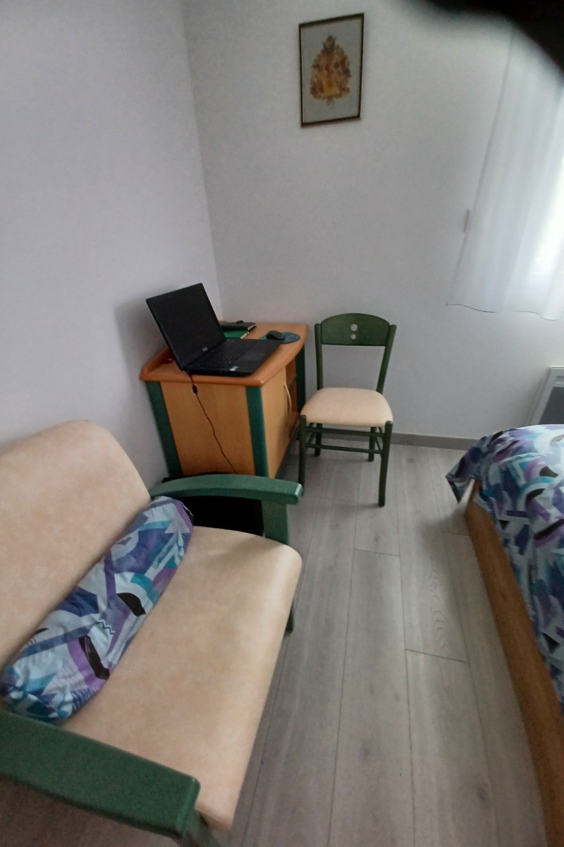 Chambre avec bureau