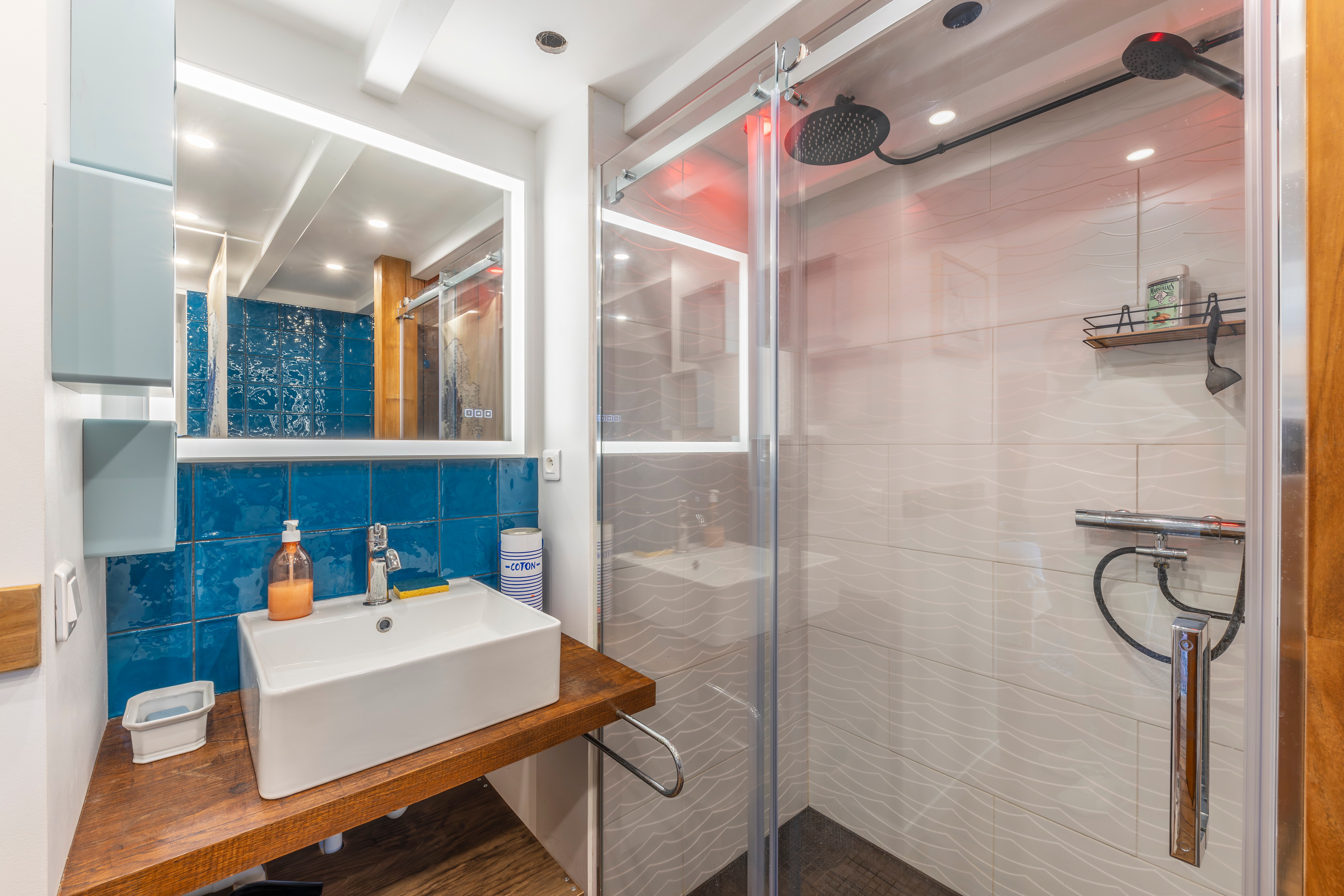 Salle de bain attenante à la chambre