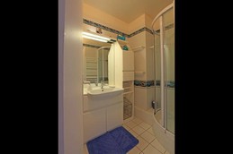 SALLE DE BAINS AVEC DOUCHE