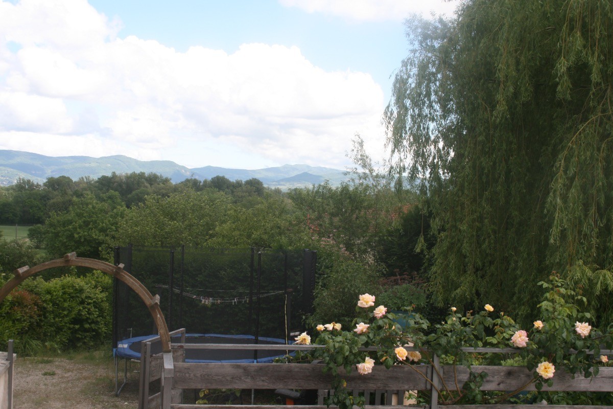 Le trampoline devant les montagnes du Bugey