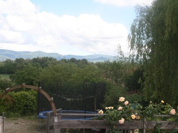 Le trampoline devant les montagnes du Bugey