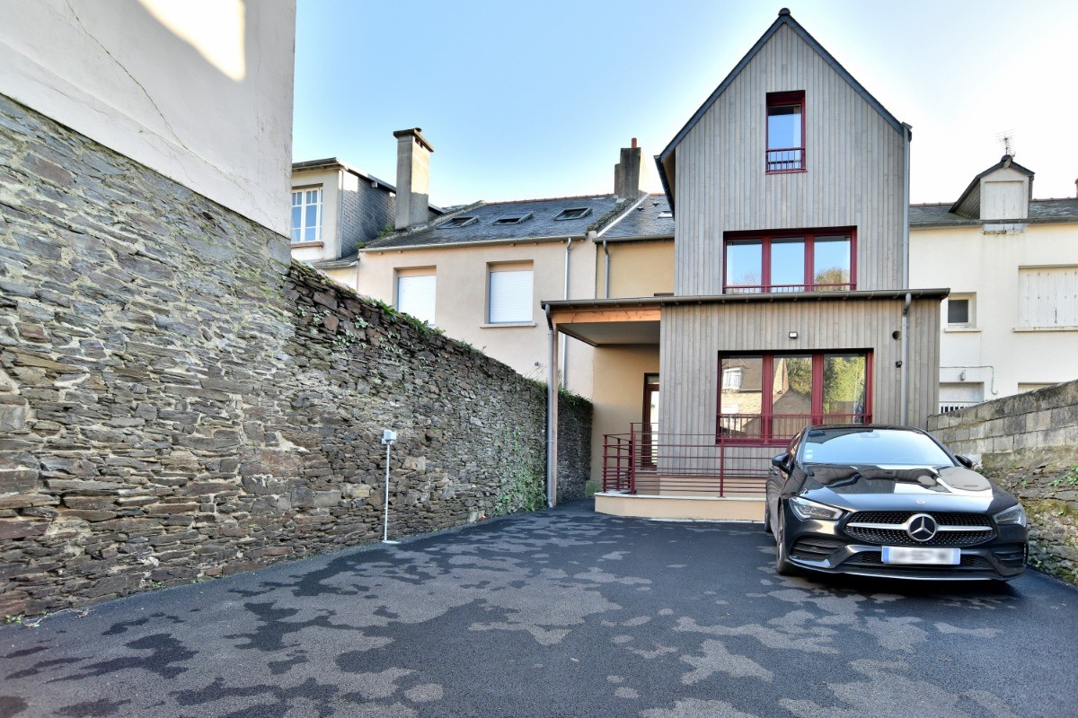 Stationnement réservé dans la cour de la résidence l'Ostra.