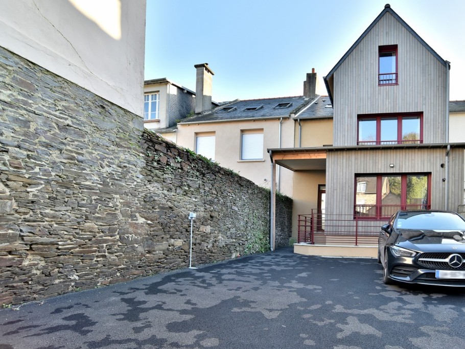 Stationnement réservé dans la cour de la résidence l'Ostra.