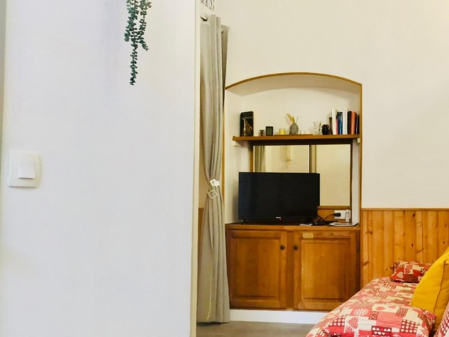 Lieu de vie : Canapé clic-clac, placard et rangement, télé 80cm; accès wifi par la Fibre dans tout l'appartement