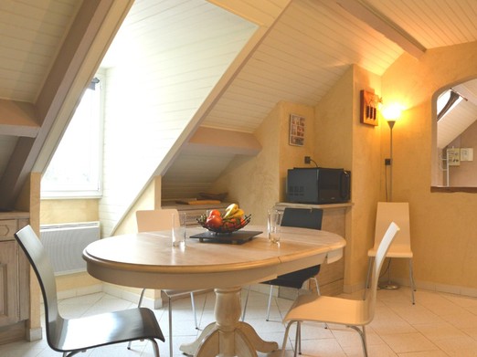 l'espace repas avec fenêtre vue montagne