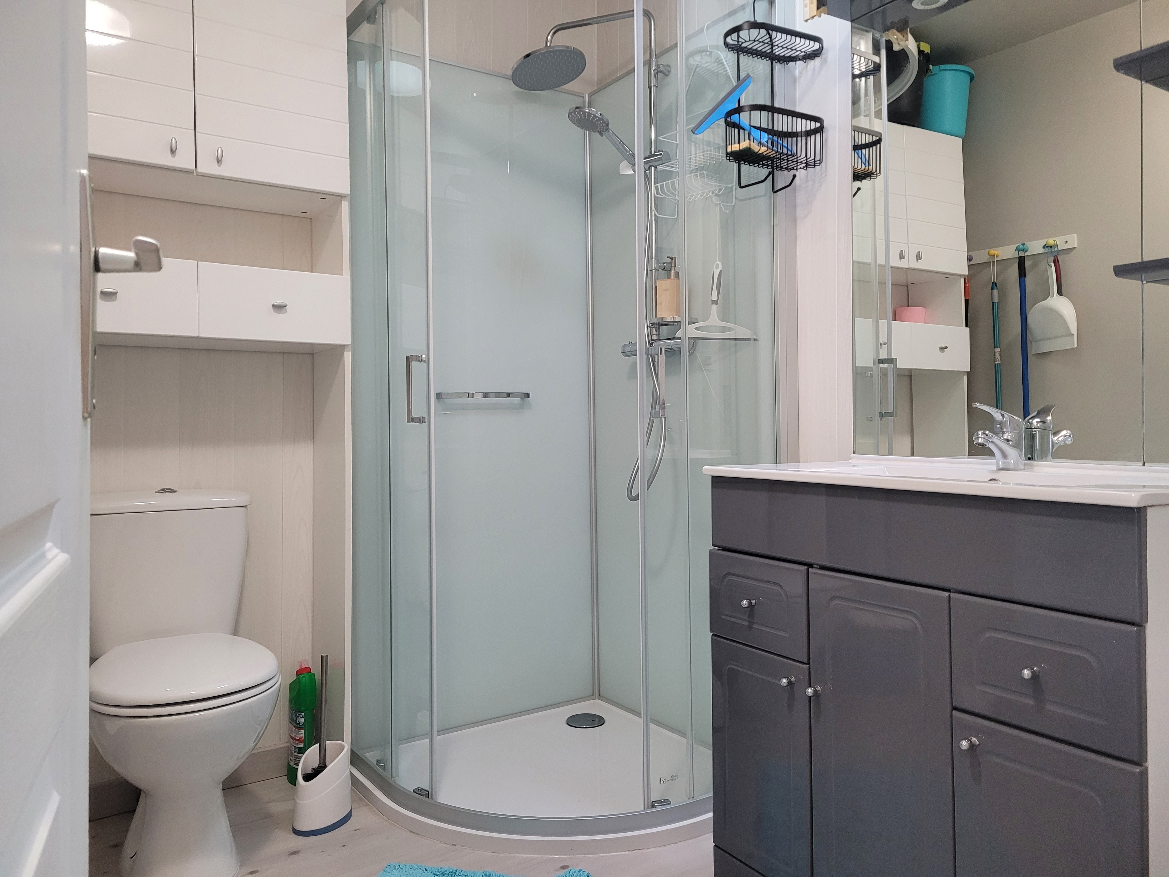 la longère, Gîte pors Even, la salle d'eau avec douche, WC et lavabo au RDC