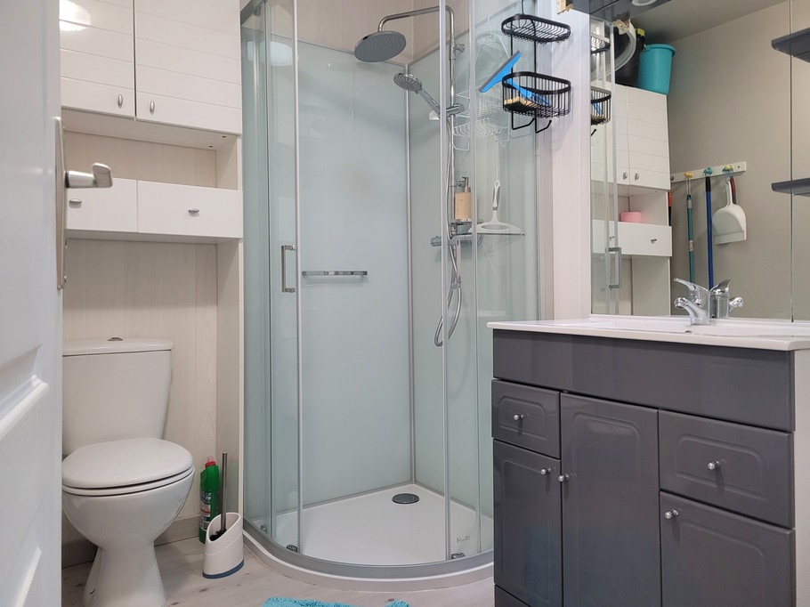 la longère, Gîte pors Even, la salle d'eau avec douche, WC et lavabo au RDC