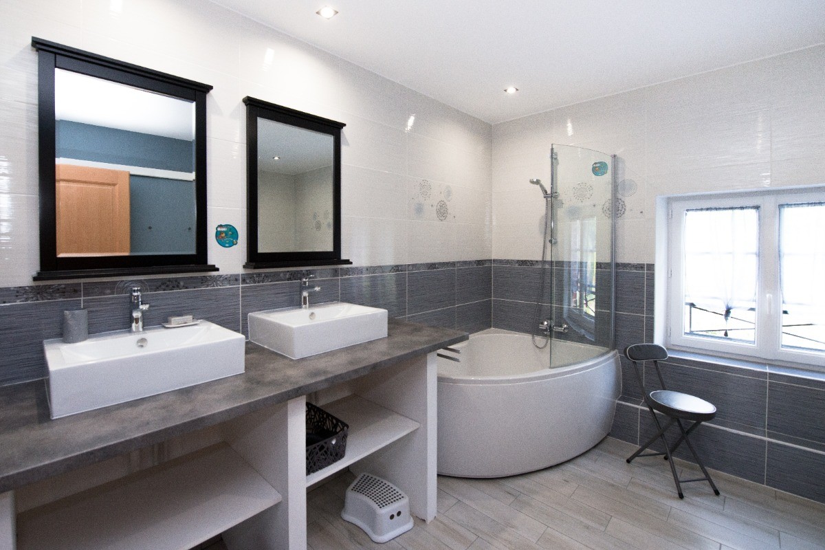 Salle de bain avec WC