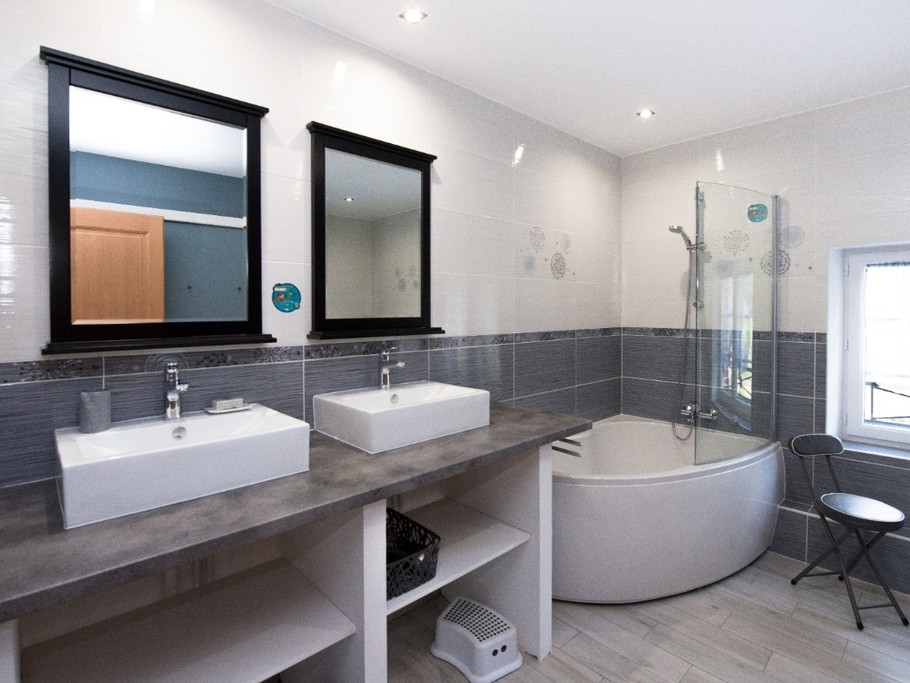Salle de bain avec WC