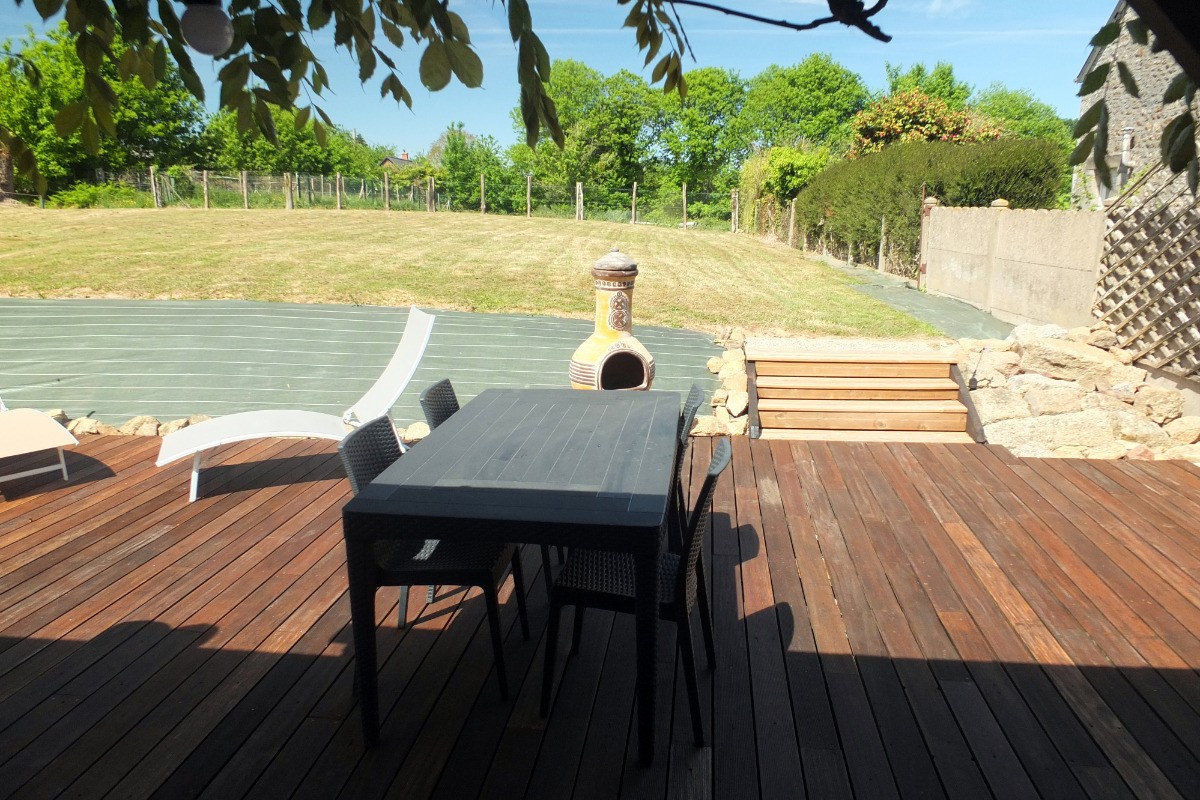 Le jardin et la terrasse vus depuis le préau