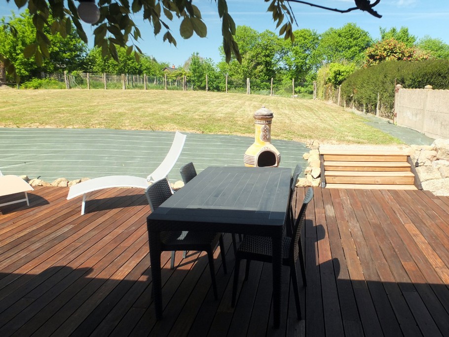 Le jardin et la terrasse vus depuis le préau