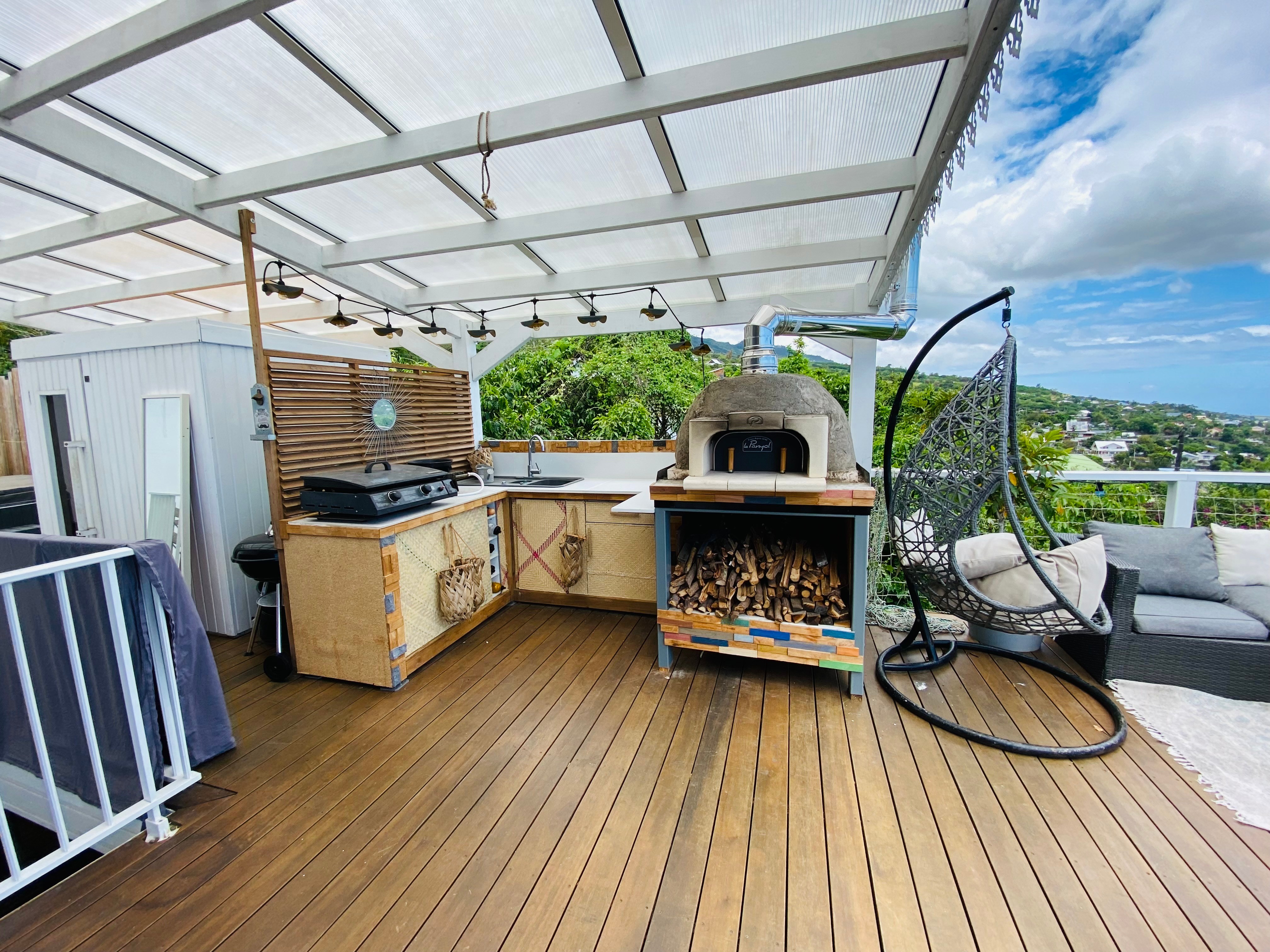 Cuisine exterieur : plach, barbecue et four à pain