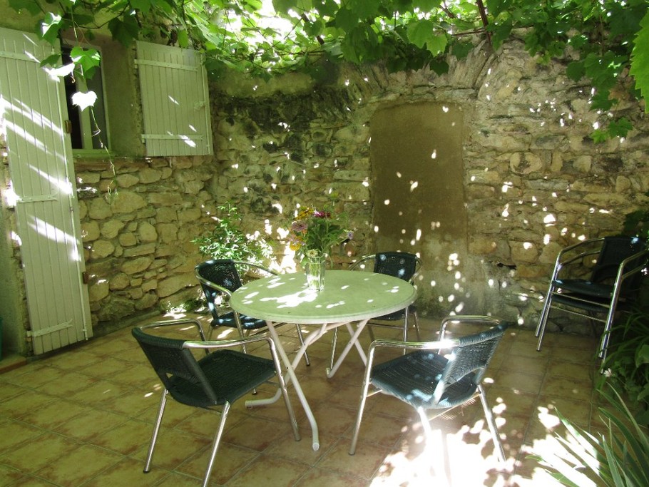 Domaine du Chêne Vert - Gîte L'Olivier - Terrasse ombragée d'une treille de vigne