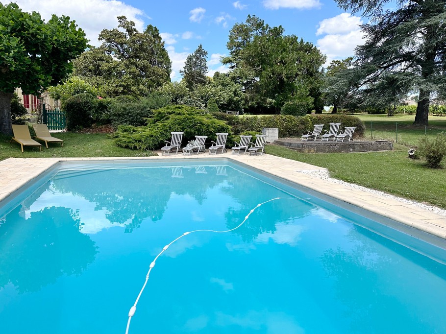 Piscine chauffée partagée 12m x 6M sécurisée par un portillon