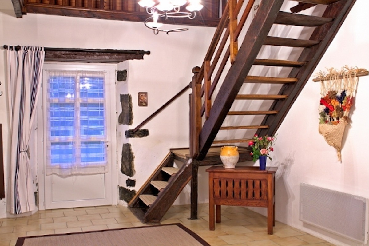 Entrée avec escalier pour l'accès à la mezzanine