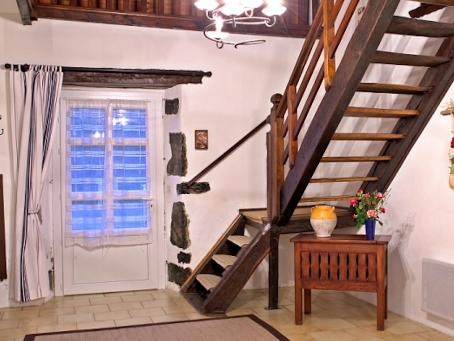 Entrée avec escalier pour l'accès à la mezzanine
