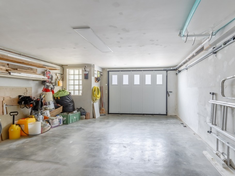 Garage avec porte automatique