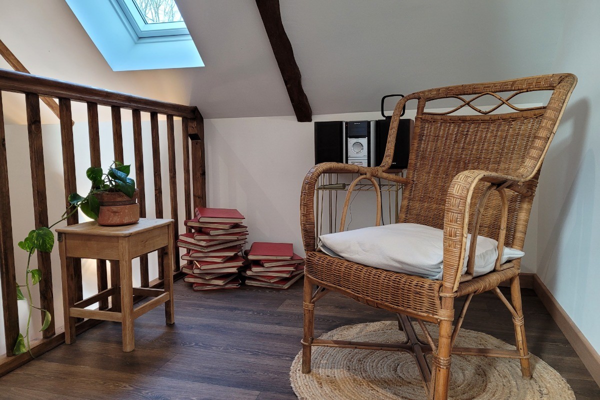 Location de vacances, Clévacances, Kerkohann, espace détente sur palier de l'étage avec chaine Hifi