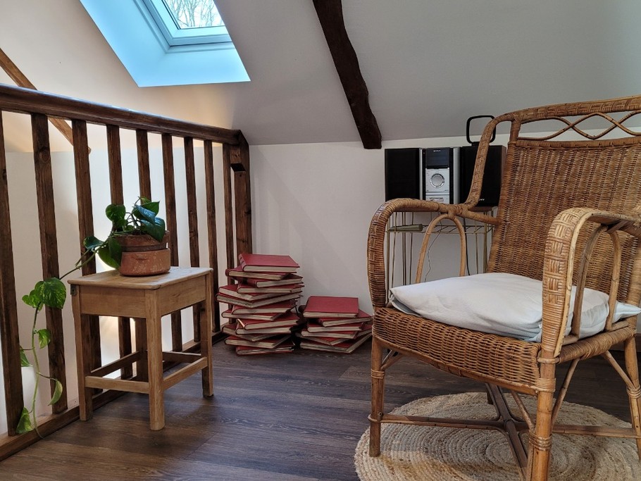 Location de vacances, Clévacances, Kerkohann, espace détente sur palier de l'étage avec chaine Hifi