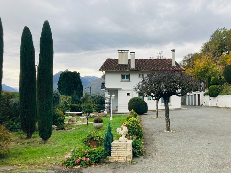 La maison, son jardin et son parking privé clos