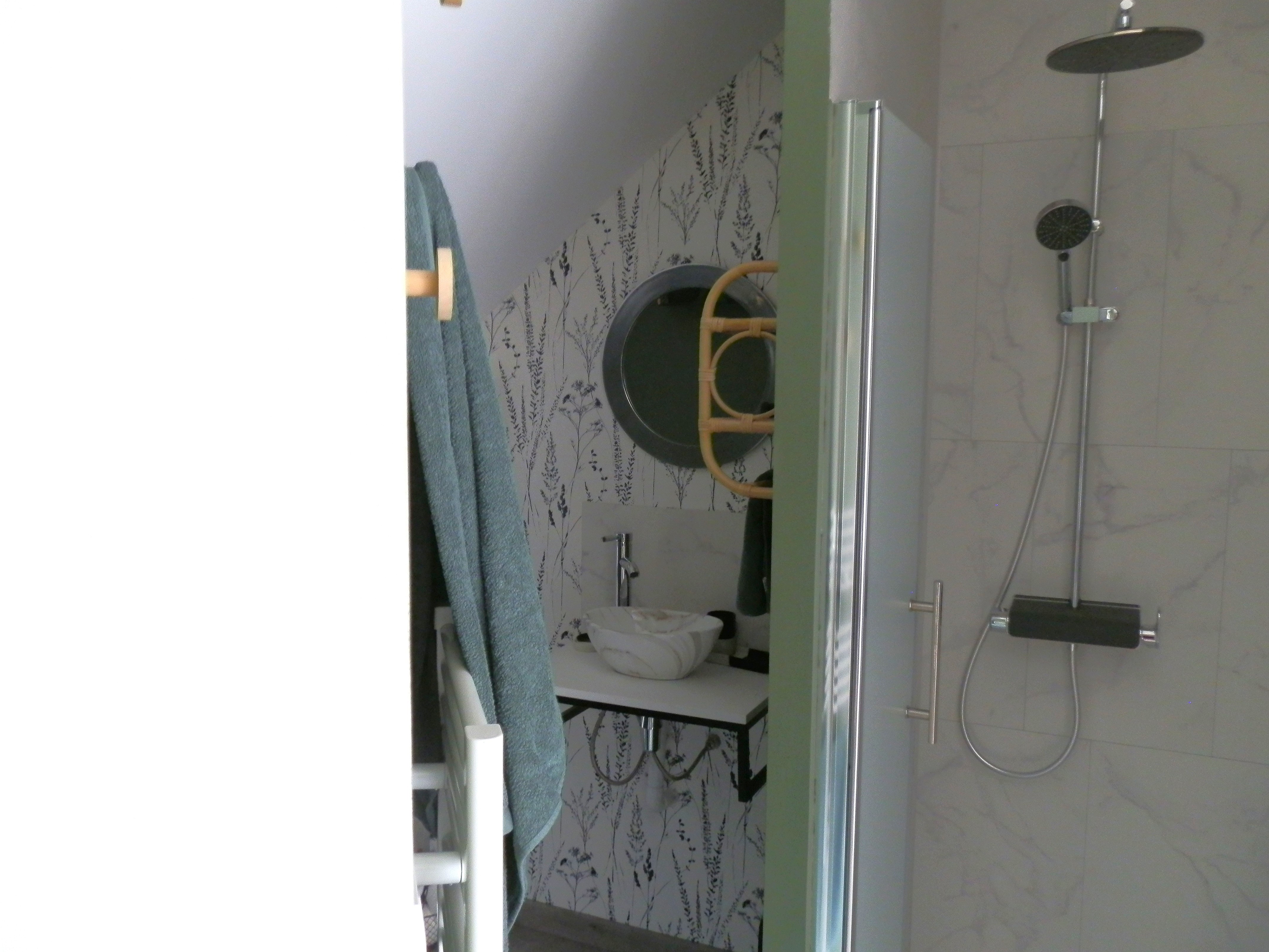 Salle d'eau  et WC privatif. . 🛌📺🚿🚽