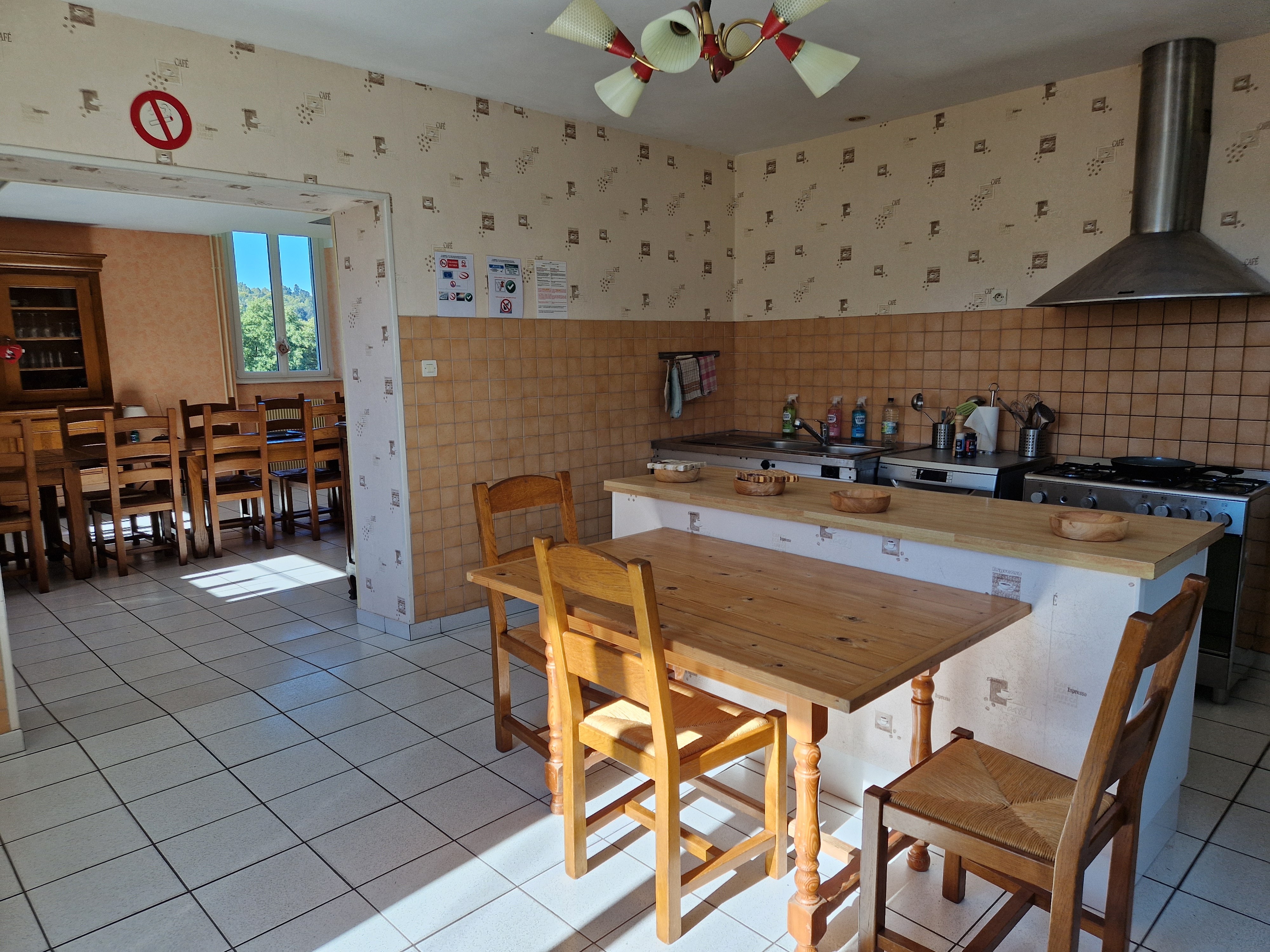 Cuisine spacieuse et ouverte sur séjour - Gîte de la Source