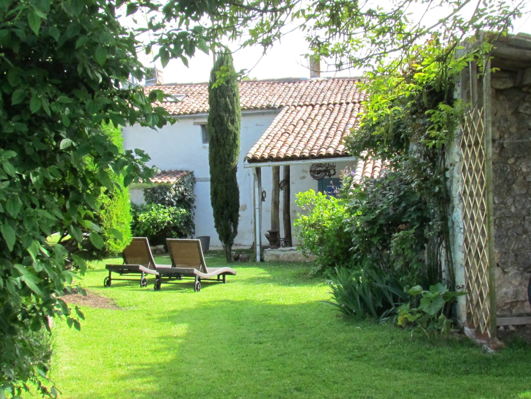 Le jardin avec ses 2 transats