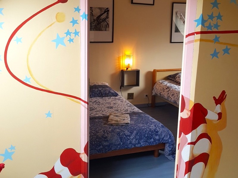 Mezzanine donnant accès à la chambre des Lutins (peinture murale unique)