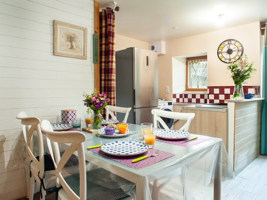 la 2éme partie de la cuisine ( évier et lave vaisselle , lave linge et grand frigo congélateur )