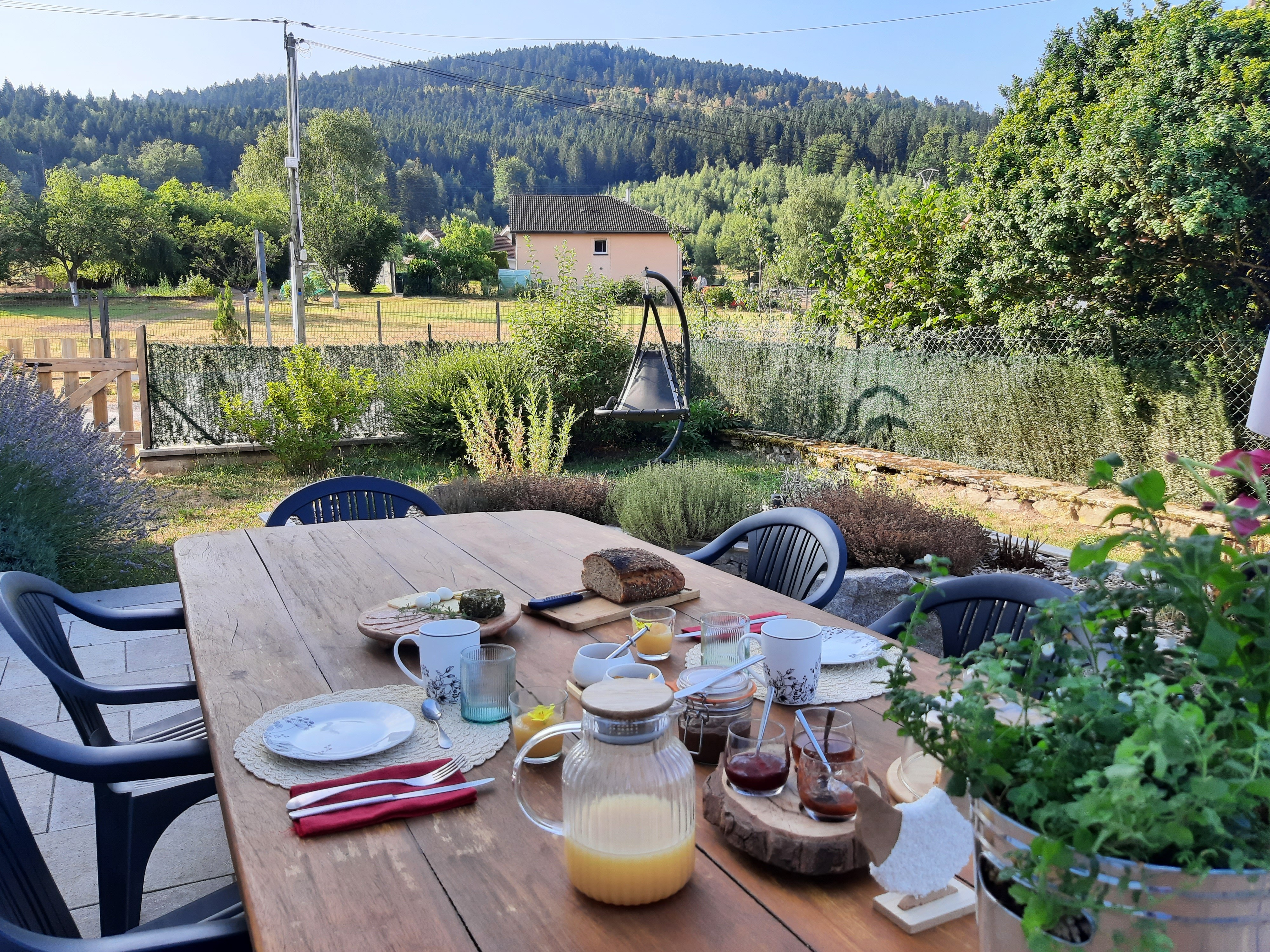 Petit déjeuner sucré salé en terrasse.