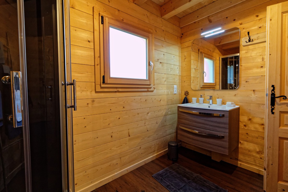 Salle de bain avec douche à jets hydromassants