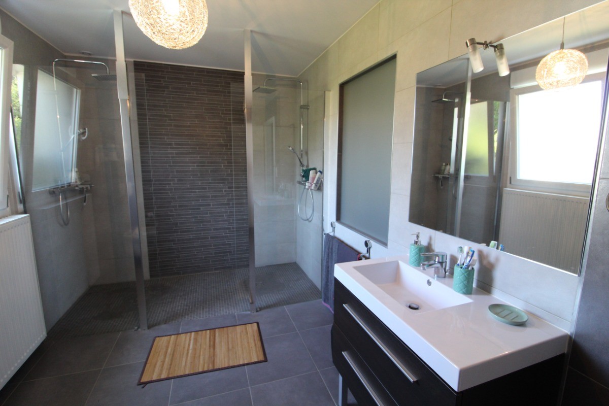 Salle d'eau RDJ, double douche italienne - Maison le Cant de Jume Gérardmer