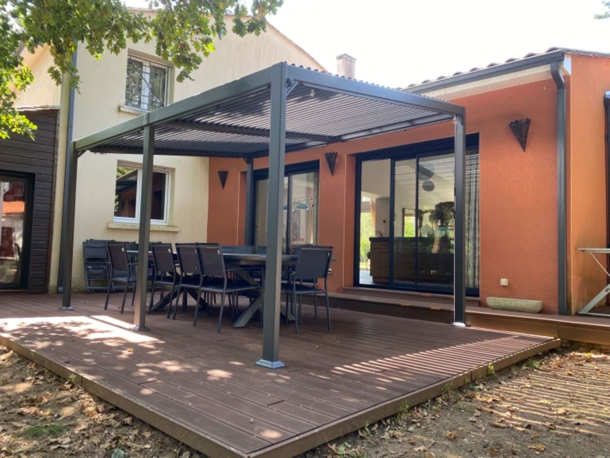 Pergola sur la Terrasse de La Villa des Eaux Claires à Puymoyen, gîte de groupe classé 4 étoiles pour 15 à 22 personnes, près d'Angoulême