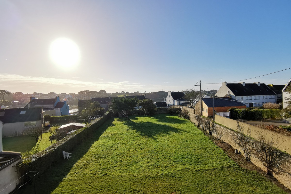 Grand jardin clos avec vue sur le port en arrière plan
