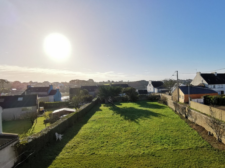 Grand jardin clos avec vue sur le port en arrière plan