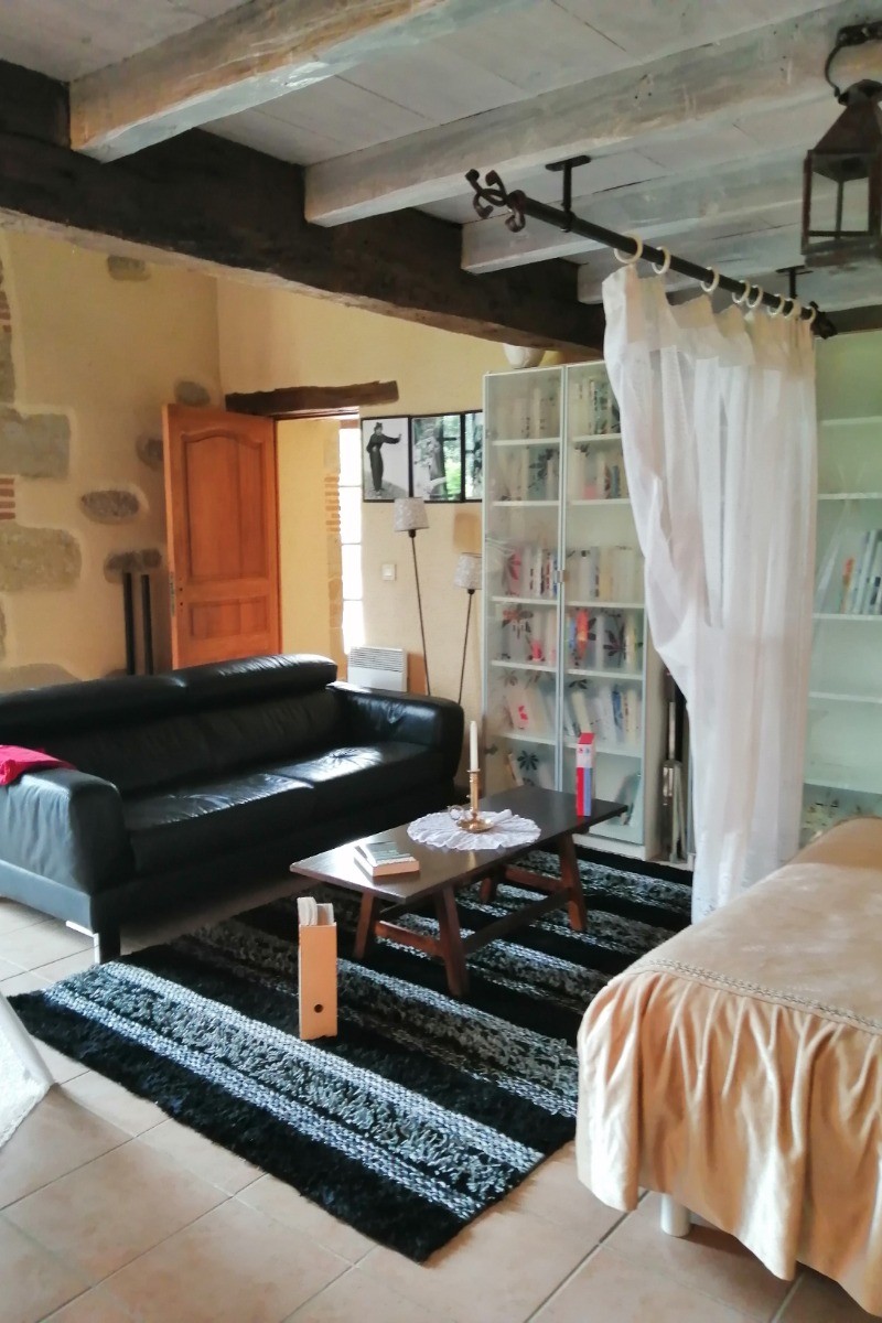 Salon de lecture et bibliothèque dans la chambre.