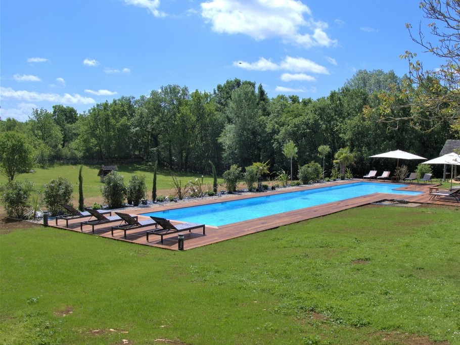 Piscine 25x4.5m chauffée par panneau solaires